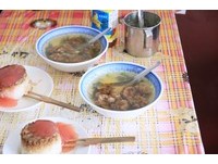 有趣的是店裡完全沒有「價格」，甚至連賣什麼、有什麼的Menu幾個字都沒有～但每個進來的人都如此熟練，喊著米糕幾個、排骨幾碗，好像回到自己家一樣！