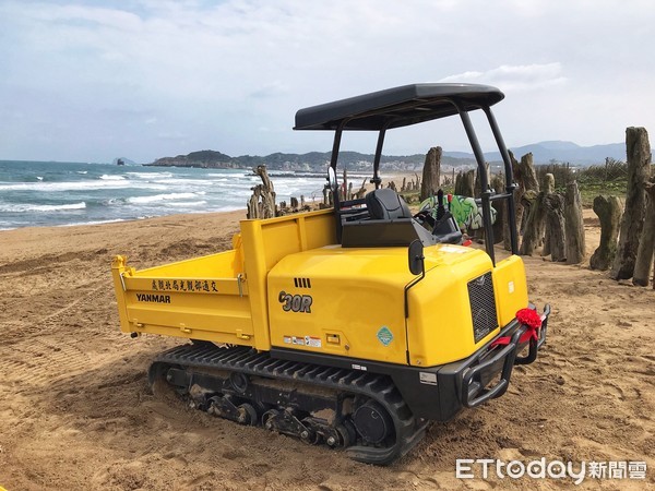 ▲ 北海岸增添生力軍「沙灘清理車」 北觀處：1車可抵60人。（圖／記者郭世賢攝）