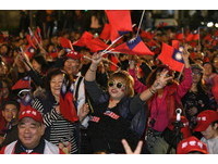 三重立委補選，國民黨參選人鄭世維選前之夜，現場民眾熱情支持加油。（圖／記者湯興漢攝）