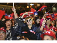 三重立委補選，國民黨參選人鄭世維選前之夜，現場民眾熱情支持加油。（圖／記者湯興漢攝）