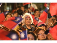 三重立委補選，國民黨參選人鄭世維選前之夜，現場民眾熱情支持加油。（圖／記者湯興漢攝）