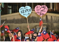 三重立委補選，國民黨參選人鄭世維選前之夜，現場民眾熱情支持加油。（圖／記者湯興漢攝）