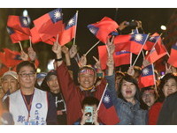 三重立委補選，國民黨參選人鄭世維選前之夜，現場民眾熱情支持加油。（圖／記者湯興漢攝）