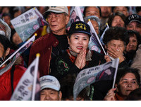余天選前之夜造勢晚會，台下支持者激動。（圖／記者林敬旻攝）