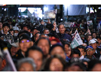 余天選前之夜造勢晚會，台下支持者激動。（圖／記者林敬旻攝）