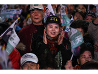 余天選前之夜造勢晚會，台下支持者激動。（圖／記者林敬旻攝）