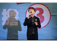 余天選前之夜造勢晚會，歌手翁立友演唱。（圖／記者林敬旻攝）
