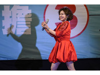 余天選前之夜造勢晚會，歌手王彩樺演唱。（圖／記者林敬旻攝）