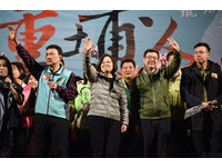 余天選前之夜造勢晚會，與總統蔡英文、主席卓榮泰、林飛帆等人同台。（圖／記者林敬旻攝）