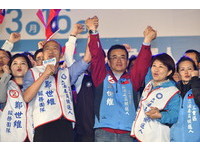 鄭世維三重選前大團結之夜，韓國瑜、盧秀燕、侯友宜合體為鄭世維造勢。（圖／記者湯興漢攝）