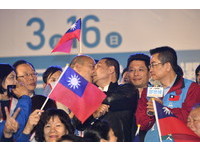 鄭世維三重選前大團結之夜，韓國瑜、盧秀燕、侯友宜合體為鄭世維造勢。（圖／記者湯興漢攝）