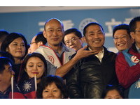 鄭世維三重選前大團結之夜，韓國瑜、盧秀燕、侯友宜合體為鄭世維造勢。（圖／記者湯興漢攝）