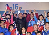 鄭世維三重選前大團結之夜，韓國瑜、盧秀燕、侯友宜合體為鄭世維造勢。（圖／記者湯興漢攝）