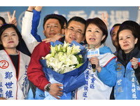  鄭世維三重選前大團結之夜，盧秀燕送上鄭母生前最愛的香水百合，鄭世維一度哽咽落淚。（圖／記者湯興漢攝）