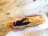 以樹薯粉作為餅皮的外表，咬下去的口感帶些嚼勁，內餡除了有濃郁的紅豆餡外，店家更加上滿滿核桃，讓顧客在享用景福宮餅的時候不只是吃到單調的紅豆餡，核桃讓整個景福宮餅的口感增添更多層次，而且吃起來也比較不膩口。
