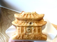 店家提供些許的內用座位、盒裝的販售，除了可買來邊走邊食用外，還能帶回去做為伴手禮。