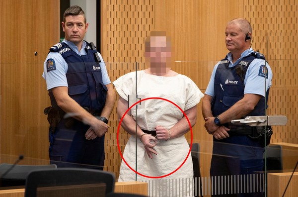 ▲▼ 紐西蘭基督城發生15日連環槍擊，28歲槍手塔朗特（Brenton Harrison Tarrant）16日身穿白色囚服現身法庭，擺出白人至上手勢。（圖／路透社）