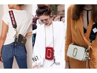 這兩年從演藝圈流行到路上人手一款的 Marc Jacobs「Snapshot」系列被稱為「相機包」，大大的「雙 J」Logo，大方展現Marc Jacobs 的驕傲與大方。建議大家可以選擇海外代購或是在購物節時購買，會非常划算喔。  ＃價格參考：7,000元～20,000元
