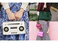 可以可愛、可以華麗、可以簡約、可以浮誇，變化多端的 Kate Spade 來自紐約，品牌設計師Kate Spade 在 2018 年與世長辭後，被譽為：「鼓勵女性去追尋在手袋背後的那個閃閃發光的人。」強調一個包包對一個女人的重要性，展現自我、跳出自我風格，全都靠這個包！