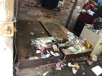 一問之下才知道，原來爺爺忘了妻子早已過世，仍然天天在家中盼著她回來。