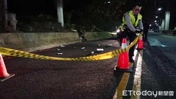 ▲▼施姓女子疑似從64快速道路上墜橋輕生倒臥路面，被路人發現後報警送醫。（圖／記者趙永博翻攝）