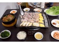 想吃《東輝韓食館》的人，請記得先打電話訂位，不然就跟我們一樣，平日中午開店前衝現場吧！