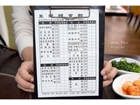 《東輝韓食館》菜單如下，每人低消一道菜，需再加5％清潔費。菜色選擇雖不到非常多，但幾乎是樣樣主打
