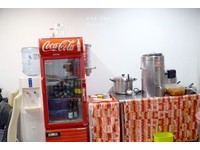 開水、湯品擺在自助區，為自取無限量供應。飲料如真露、瑪格利、啤酒、汽水等，想喝就得另外付費了。