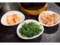 小菜是無限供應吃到飽，吃完都能再跟店家續。表現較為一般，泡菜可拿來配所點的韓式烤肉。