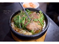 來到《東輝韓食館》，幾乎每桌都會點份馬鈴薯豬骨湯。人多的話可以點大鍋，食材堆疊成山、份量十足，結尾還能做成炒飯；人少的話也有小份選擇，即使一個人來也能吃。
