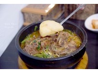 湯頭是我覺得馬鈴薯豬骨湯最迷人之處，加入韓國大醬等食材、醬料熬煮，滋味香醇濃郁，順口的辣度尾韻回甘，喝下一口全身都暖了起來。附上一碗白飯，搭配吃完飽足感很夠，《東輝韓食館》招牌當之無愧。