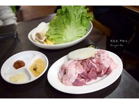 「松五梅」為松阪肉、豬五花、梅花豬肉三者總稱。有網友說，《東輝韓食館》的烤肉平價好吃、cp值極高，我們便點了份來吃。以兩人份600元的價位來說，有這樣的表現已算不錯，生菜還能免費續一次。