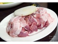 松阪肉、豬五花、梅花豬肉三種肉品都是原味呈現。單吃的話味道偏淡，必需搭配麻油、辣醬、蒜片等一同食用，或者生菜包肉是最佳組合，豪邁夾入大片泡菜味道比較夠