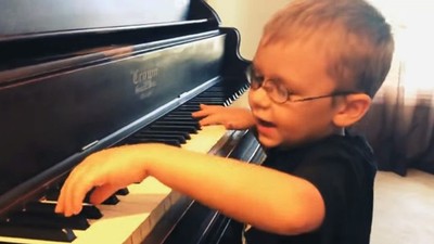踮腳爬上鋼琴椅「唱歌給馬麻聽」　6歲盲童自學鋼琴，母欣慰破涕為笑