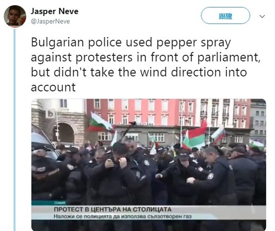 保加利亞警噴胡椒驅離抗議群眾，風一吹全噴回自己人。（圖／翻攝自推特／@JasperNeve）