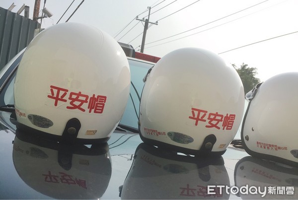 ▲台南市警交通大隊取締未戴安全帽時，提供平安帽、貼心小卡片，提醒民眾行的安全。（圖／記者林悅翻攝，下同）