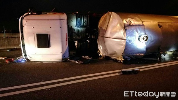 ▲▼油槽車翻覆。（圖／記者傅誠翻攝）