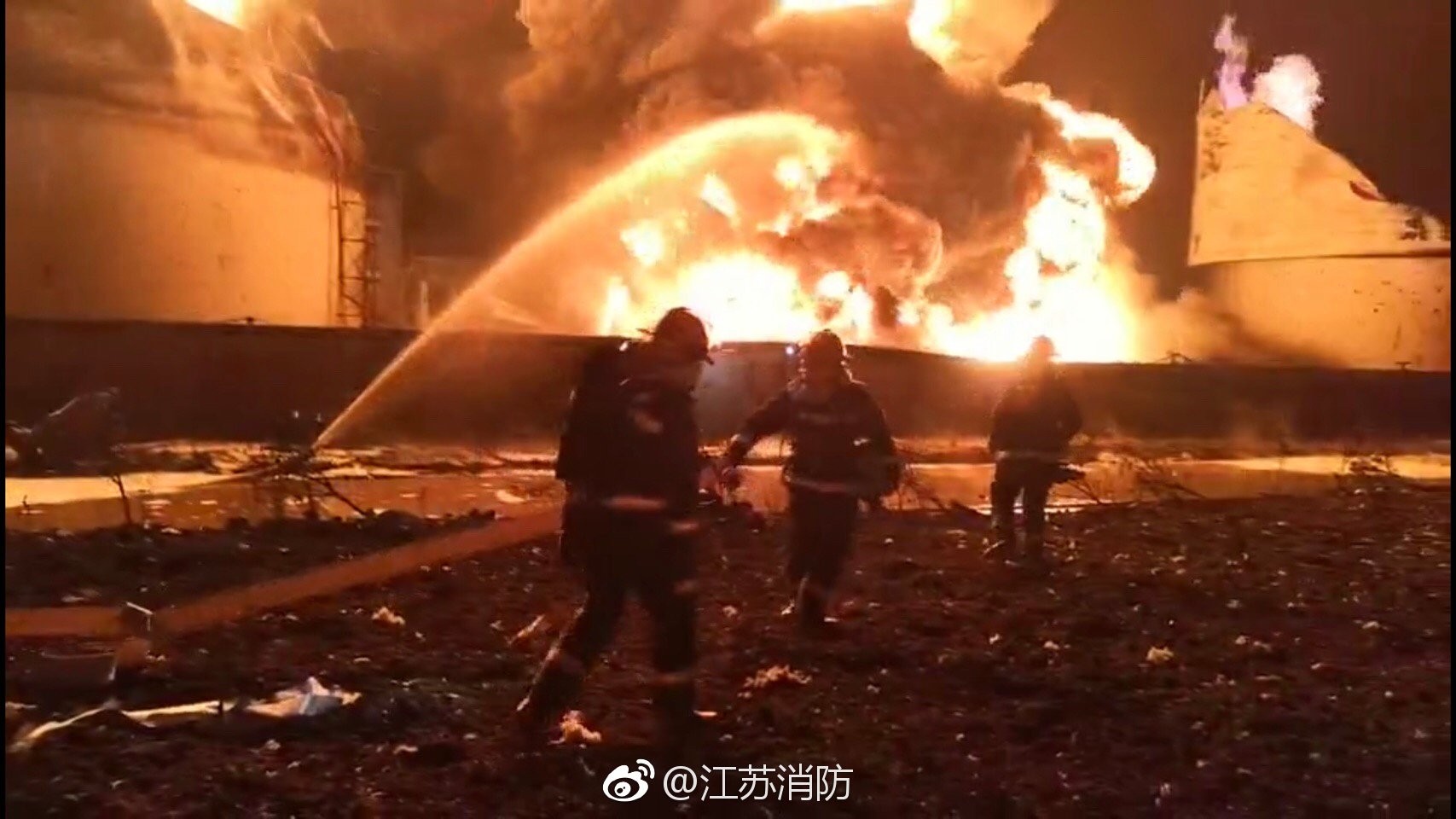 ▲消防人員搶救江蘇化工廠爆炸。（圖／翻攝自微博／江蘇消防）