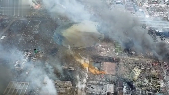▲江蘇化工廠爆炸現場出現大坑洞。（圖／翻攝自新浪視頻）