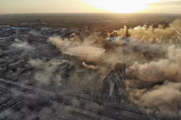 ▲江蘇化工廠爆炸現場出現巨大坑洞。（圖／翻攝自百度新聞）