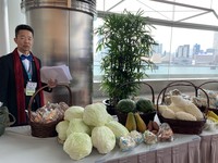 他在與香港特首會面後，稍後也將抵達香港會議展覽中心，並在此推銷農產品