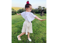 Ioni James Conran滿滿的超模天分，才四歲就已經是Pose女王，每張照片都超吸睛，和媽媽一樣有魅力。