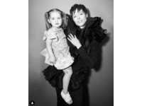 4歲的Ioni James Conran和媽媽一起拍照時，更能看出她的模特潛質，絲毫不畏懼鏡頭，並且和媽媽有說有笑，自然的變換姿勢動作。