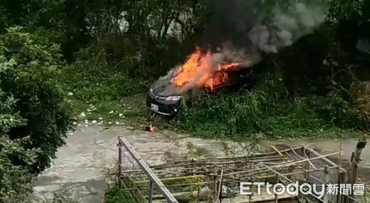 ▲▼雲林縣斗六市23日中午一輛黑色轎車起火燃燒。（圖／記者傅誠攝）