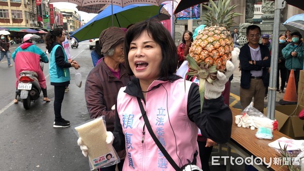 ▲前台南市議員賴惠員，在台南學甲慈濟宮舉辦「挺農民義賣活動」，力挺優質台灣農產品。