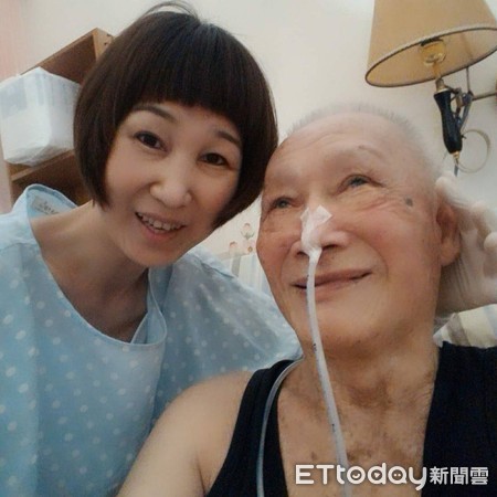 ▲殷文珍、殷昌傑大愛器捐。(圖/記者嚴云岑攝)