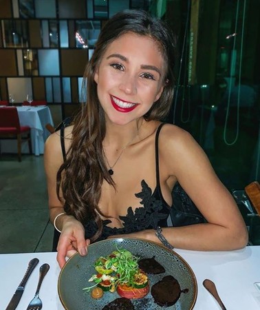 ▲▼YouTuber艾爾斯（Yovana Mendoza Ayres）經常宣導純素飲食，在她的影片中也可看見許多素食菜單，然而她卻被抓包吃了魚肉，讓粉絲氣炸。（圖／翻攝自IG／rawvana）