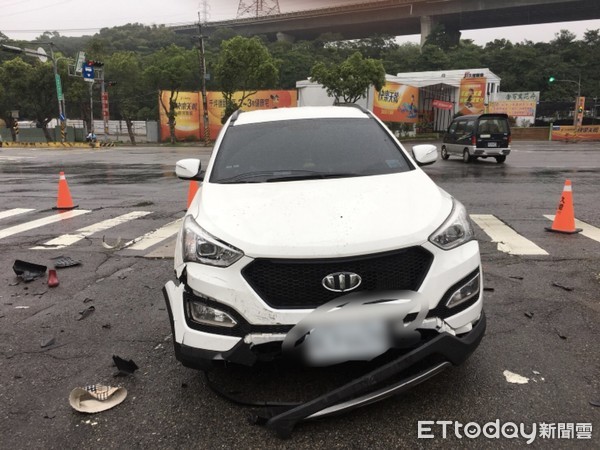 ▲台灣大道、正英路口發生擦撞車禍。（圖／記者陳玉翻攝）