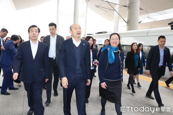 ▲韓國瑜抵廈門高鐵站，國台辦聯絡局長劉軍川(圖左)陪同，福建省台辦主任王玲(圖右)迎接。（圖／高雄市政府提供）