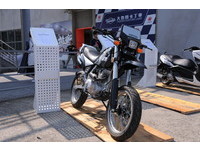 雲豹223此番升級為17吋圈（前110/70後130/70），售價為89,800元。